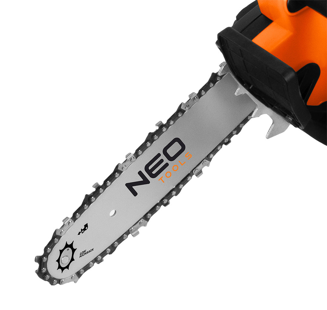 Záhradné náradie 2 v 1 s predlžovacím ramenom: reťazová píla 750 W 250 mm + nožnice na živý plot 550 W 460 mm od NEO TOOLS nájdeš na naravis.sk
