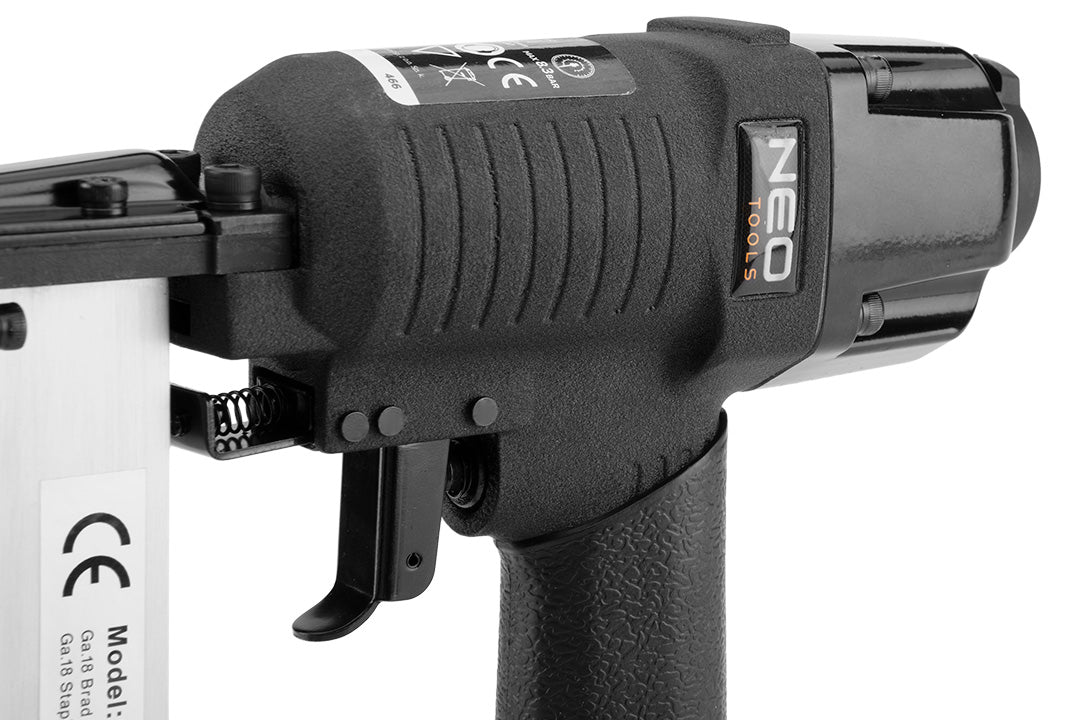 Pneumatická sponkovačka 16-40 mm sponky typ 90, 15-50 mm klince typ 300 od NEO TOOLS nájdeš na naravis.sk