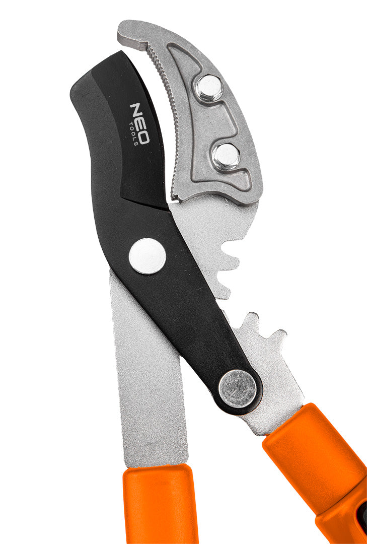 Kovadlinkový orezávač konárov 670 mm, dosah do 42 mm, s prevodom, ktorý zvyšuje prítlak o 40 %, od NEO TOOLS nájdeš na naravis.sk
