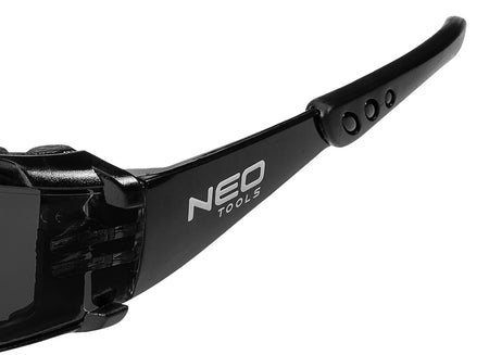 Ochranné okuliare s penovou vložkou, tónované sklá, trieda odolnosti FT od NEO TOOLS nájdeš na naravis.sk